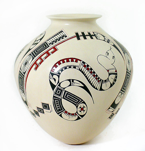 This beautiful pot combines traditional painting with bas-relief elements. This beautiful pot combines traditional painting with bas-relief elements.